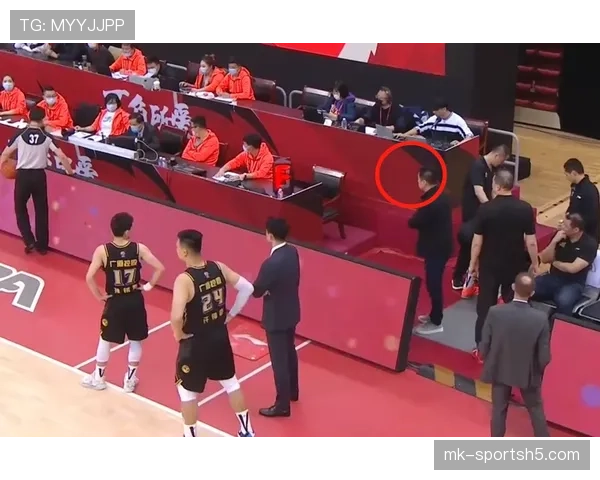 犯规判定到底靠什么标准？裁判心里怎么权衡冲突和合理身体接触