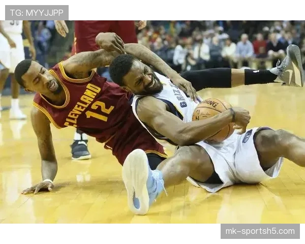 身体冲撞是否构成犯规？关键看动作意图与接触部位