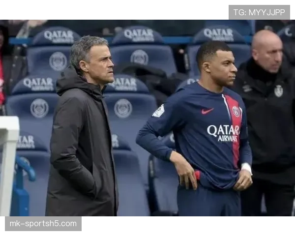 巴黎圣日耳曼更衣室矛盾加剧，战术混乱影响球队稳定性